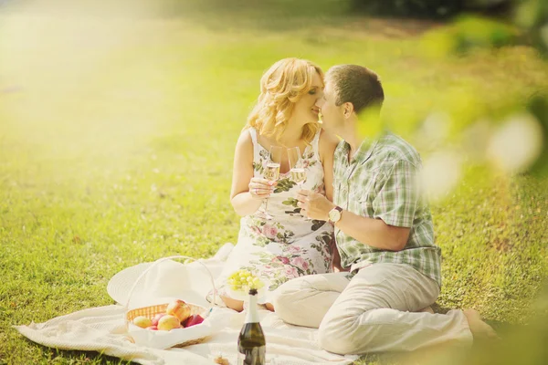 Pareja en el picnic de verano — Foto de Stock