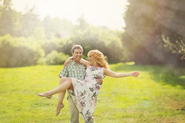 Adam karısını kollarını holding