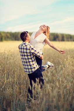 Adam karısını kollarını holding