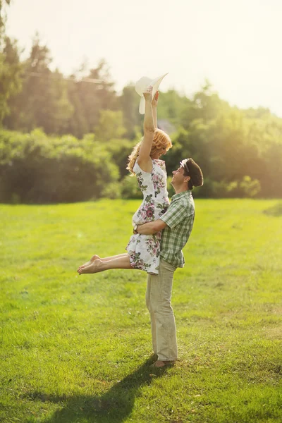 Uomo che tiene sua moglie sulle braccia — Foto Stock