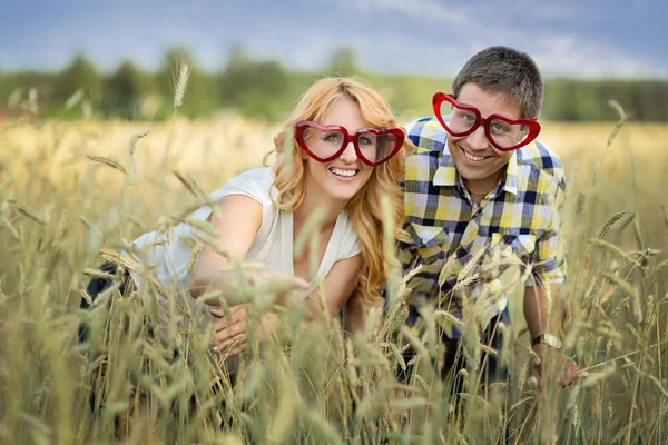 Happy couple in rye field — Stock Photo, Image