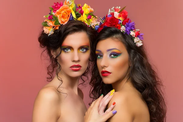 Two beautiful brunettes wearing flower headbands — Stock Photo, Image