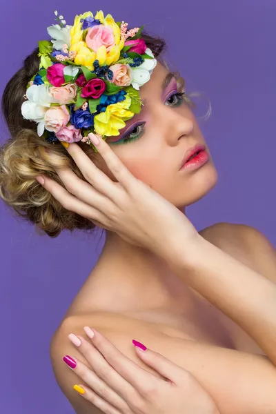 Menina bonita usando flor headband — Fotografia de Stock