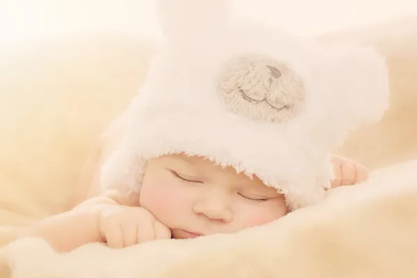 Bebê recém-nascido em chapéu de urso — Fotografia de Stock