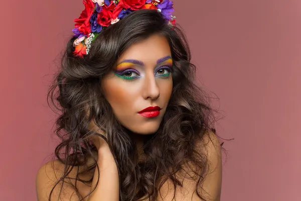 Gyönyörű lány visel virág fejpánt — Stock Fotó