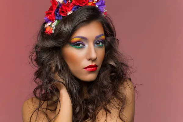 Hermosa chica con diadema de flor — Foto de Stock