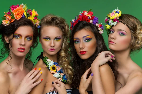 Meninas bonitas usando acessórios de flores — Fotografia de Stock