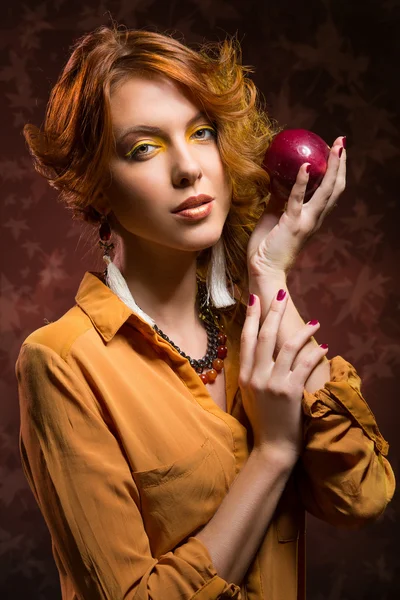 Herbst Mädchen mit Apfel — Stockfoto