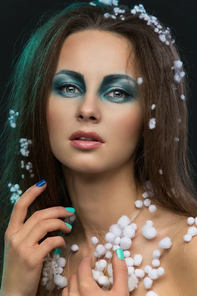 Portret van mooi meisje met sneeuw — Stockfoto