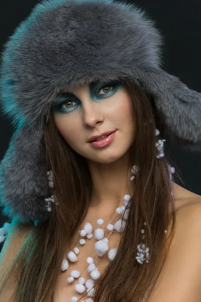 Κορίτσι με το καπέλο γούνα με χιόνι — Φωτογραφία Αρχείου