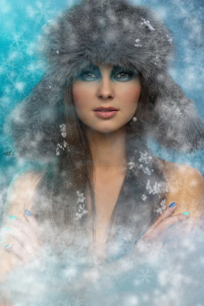 Chica en sombrero de piel con nieve — Foto de Stock