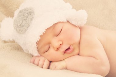 uyuyan yeni doğan bebek