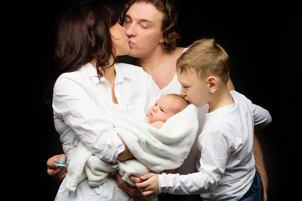 Familie mit Neugeborenem — Stockfoto