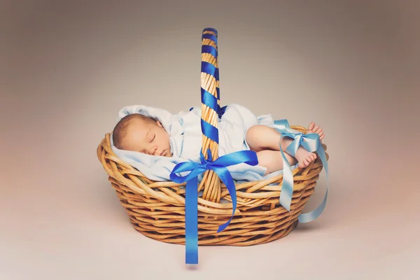 Sleeping newborn in basket — Stock Photo, Image