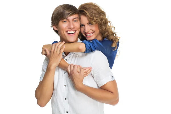 Jong paar knuffelen elkaar — Stockfoto