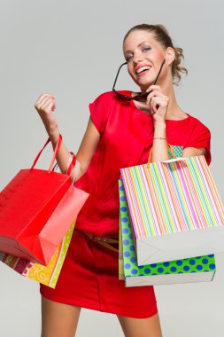 Alışveriş çantalı kız.