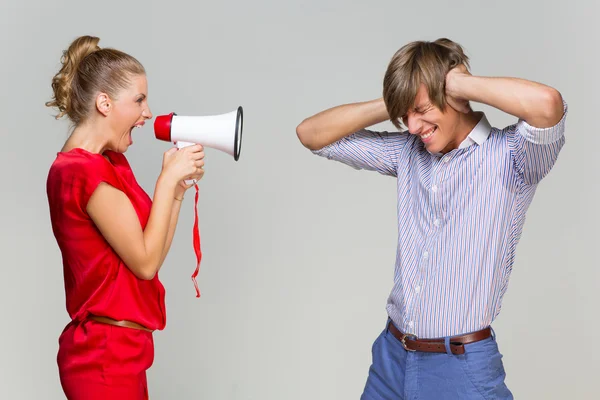 Meisje gillend op vriendje — Stockfoto