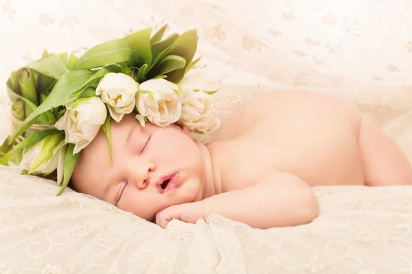 Bebê recém-nascido com flores — Fotografia de Stock