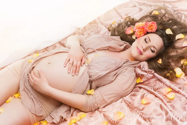 Красивая беременная девушка — стоковое фото