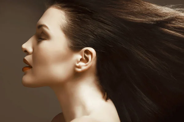 Красивая Девушка Длинными Каштановыми Волосами Идеальный Профиль — стоковое фото