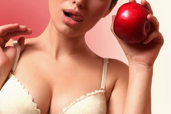 Sexy Chica Con Grandes Pechos Sujetador Con Manzana Roja Mano —  Fotos de Stock