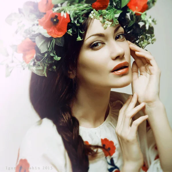 Schöne Junge Mädchen Einem Kranz Aus Mohn Und Tracht — Stockfoto