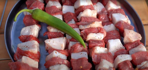 Pedaços Carne Crua Espetos Uma Vagem Pimenta Verde — Fotografia de Stock