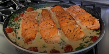 Soslu sebzeli kırmızı balık parçaları.