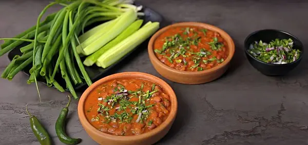 토마토 소스에 허브와 야채를 — 스톡 사진