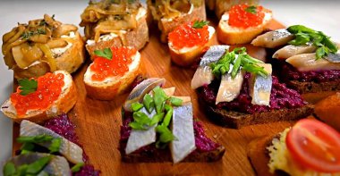 Her tat için sandviç dilimliyorum.