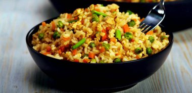 Masanın üzerinde bir kasede sebzeli pilav