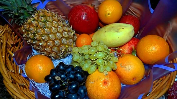 Conjunto Frutas Una Canasta —  Fotos de Stock