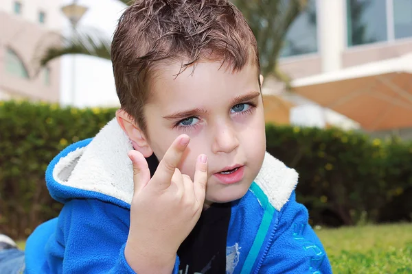 Handsome boy in the park,around the greens, finger up — Stock Photo, Image