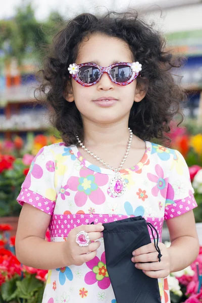 Pretty little girl standing in sunglasses — Stock Photo, Image