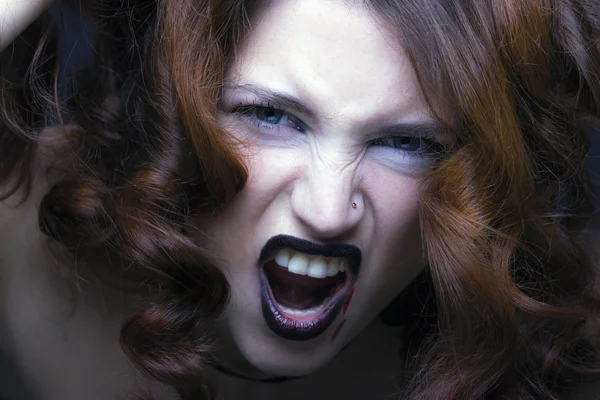 邪悪な吸血鬼の少女の肖像ヘマタイト — ストック写真