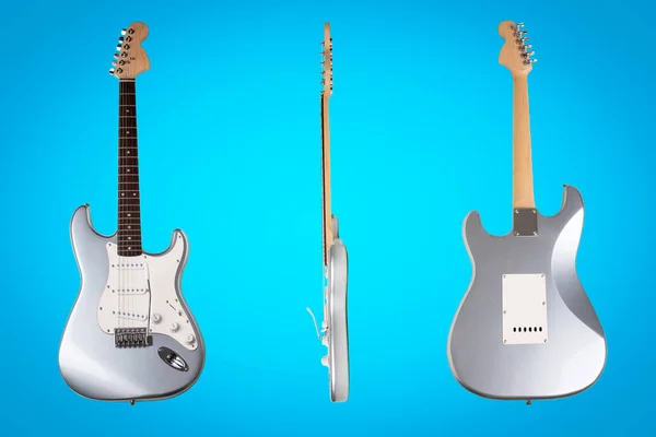シルバーのエレキギターフロント サイド バックビューをブルーの背景に分離 — ストック写真