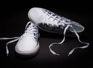 Rishon LeZion, İsrail, 13 Eylül 2021 - Siyah arka planda ayakkabı ayakkabılarını kapat.