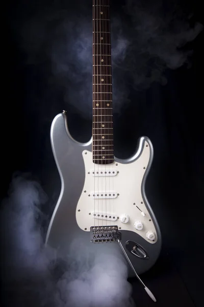 Srebrna Gitara Elektryczna Dymem Izolowanym Czarnym Tle — Zdjęcie stockowe