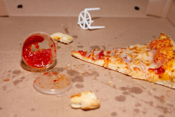 Boş Bir Paket Içinde Pizza Artıkları — Stok fotoğraf
