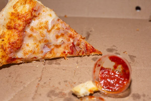 Остатки Пиццы Пустой Коробке Еды — стоковое фото
