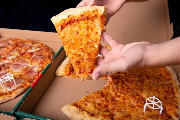 어두운 배경에 상자에서 맛있는 피자를 — 스톡 사진