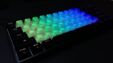 Siyah arkaplanda RGB LED arka plan klavyesi oynanıyor