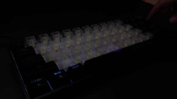 Siyah arkaplanda RGB LED arka plan klavyesi oynanıyor — Stok video