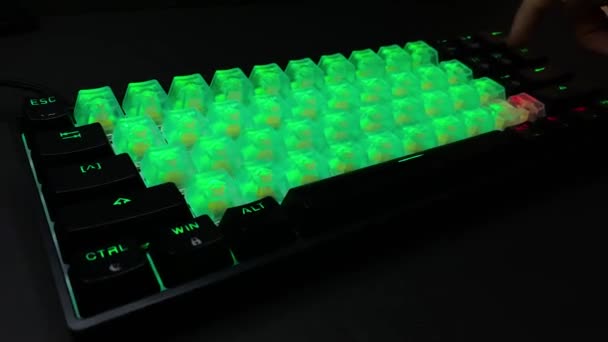 Gaming RGB LED teclado retroiluminado no fundo preto — Vídeo de Stock