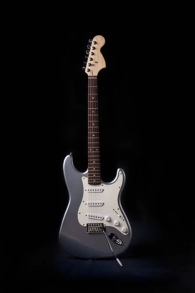 Srebrna gitara elektryczna izolowana na czarnym tle — Zdjęcie stockowe
