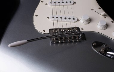Siyah arkaplanda izole edilmiş gümüş elektro gitar