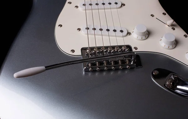 Silver elektrisk gitarr isolerad på svart bakgrund — Stockfoto