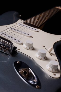 Siyah arkaplanda izole edilmiş gümüş elektro gitar
