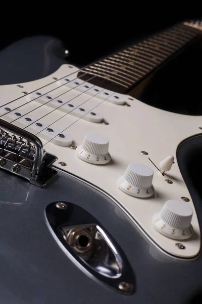 Silver elektrisk gitarr isolerad på svart bakgrund — Stockfoto