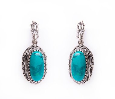 Beyaz arka planda izole edilmiş chrysocolla ile gümüş mücevher küpeler